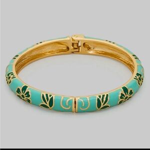 705. Flower pattern hinge bracelet in green